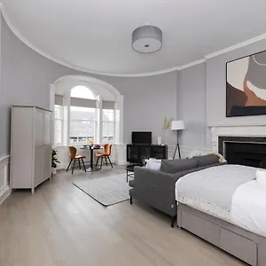 Apartment Joivy Modern In New Town, On Historic George Street, Edinburgh